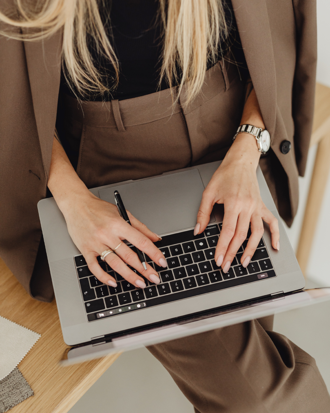 Macbook, Kugelschreiber, Geschäftsstrategie, Remote Work, innovativ