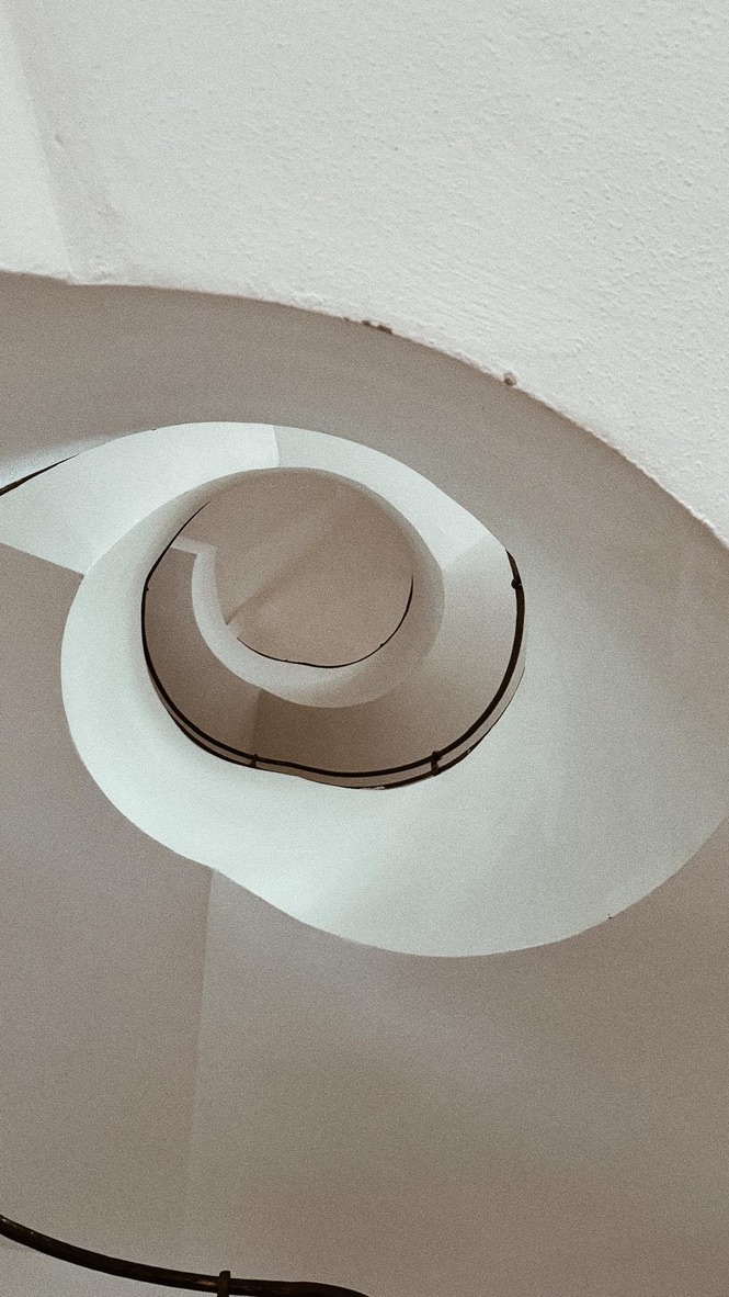 Spiraltreppe, modernes Design, beige Oberfläche, architektonische Schönheit, Inneneinrichtung, Treppengestaltung, Spiralmuster, Unendlichkeit